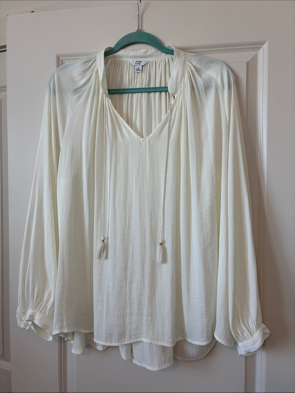 crown & ivy Cream V-Neck Tassel Peasant Blouse
